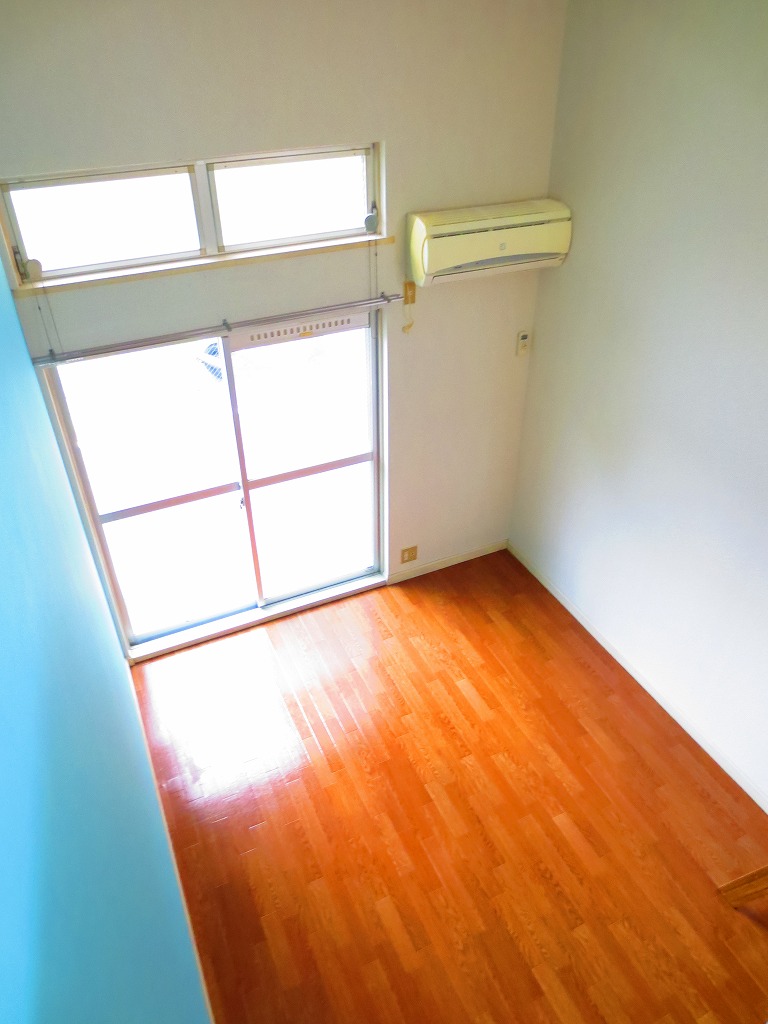 Living and room. Reduce the ceiling high tightness