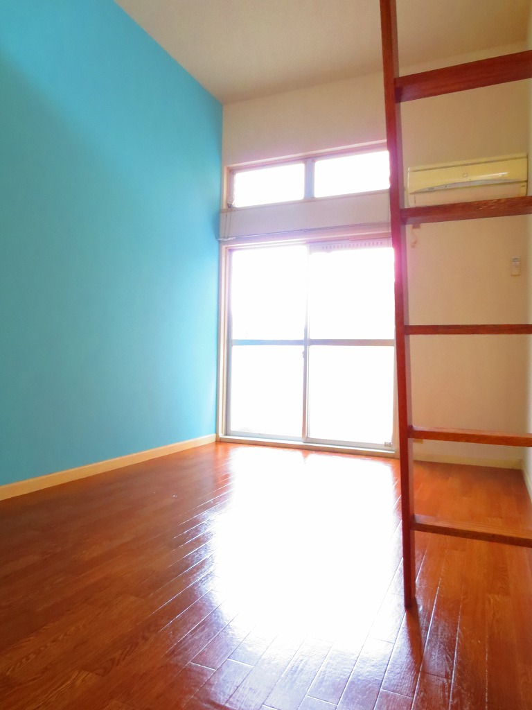 Living and room. It is a bright room ☆