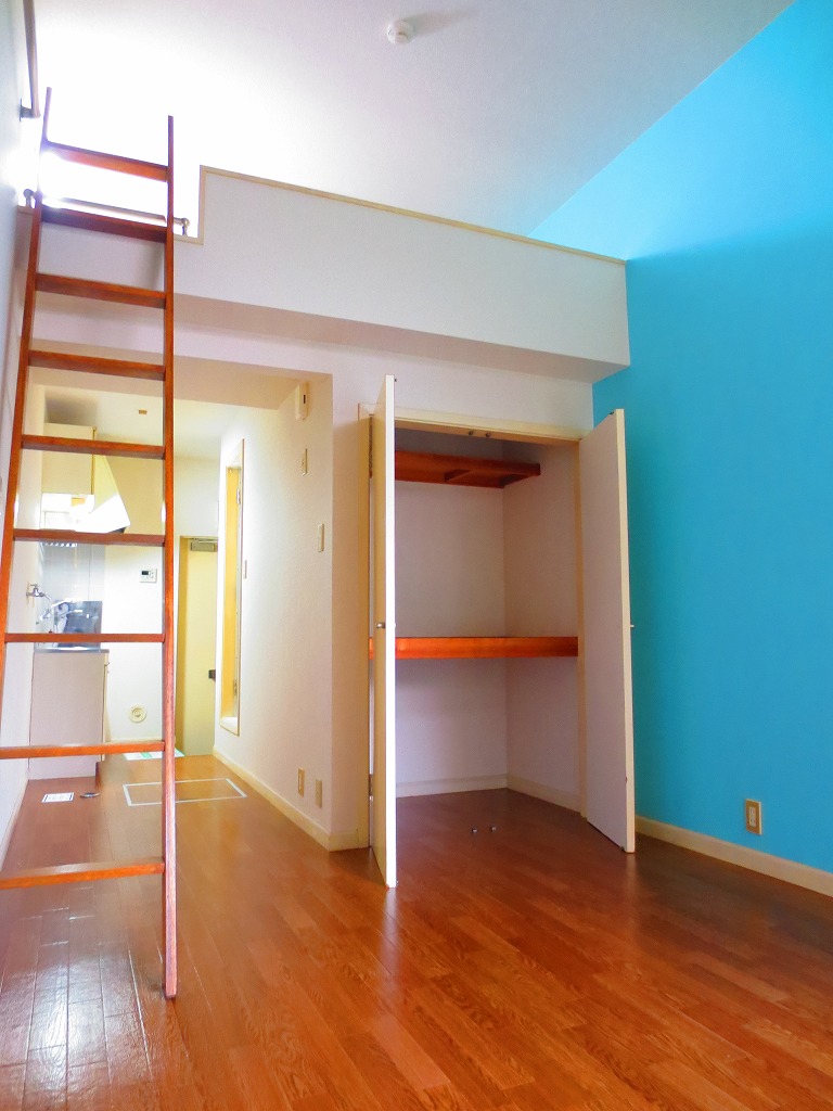 Living and room. Storage and loft of collaboration completed ☆