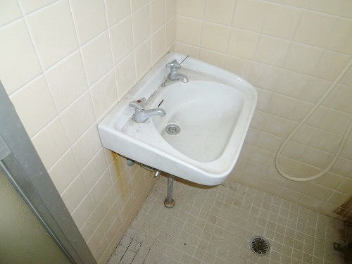 Washroom. It is the washstand