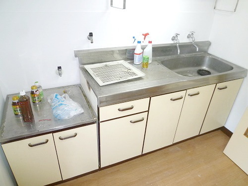 Kitchen. Gas stove can be installed
