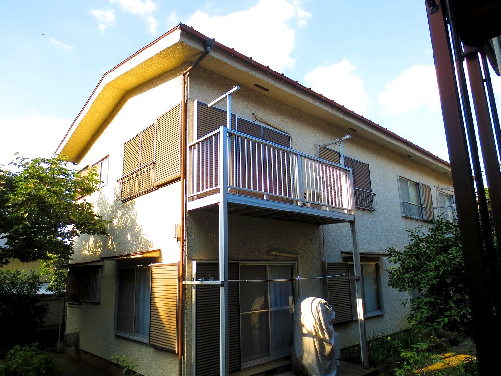 Building appearance. Living environment surrounded by greenery