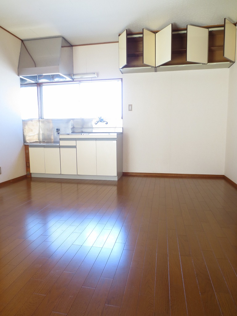 Living and room. Storage capacity UP with a hanging cupboard! 