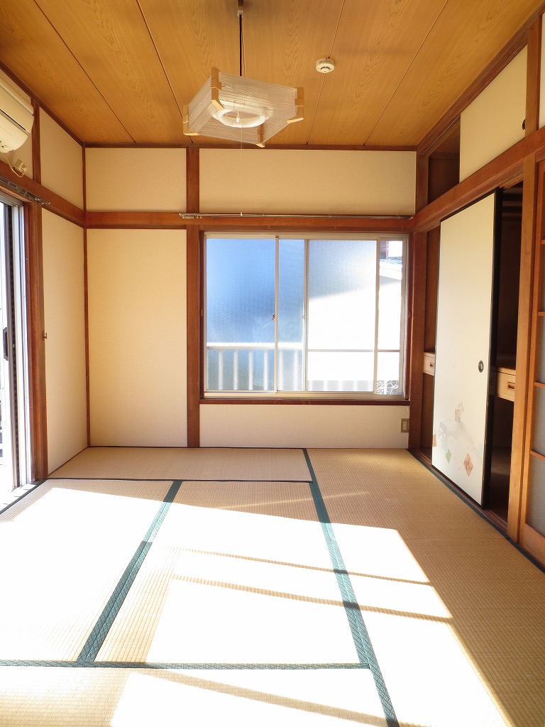 Living and room. It is a design that each chamber can traverse