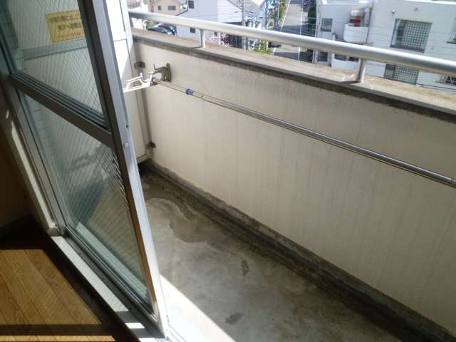 Balcony. It is a good balcony space of per yang