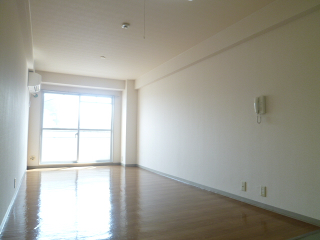 Living and room. Spacious rooms. In east it is good per yang