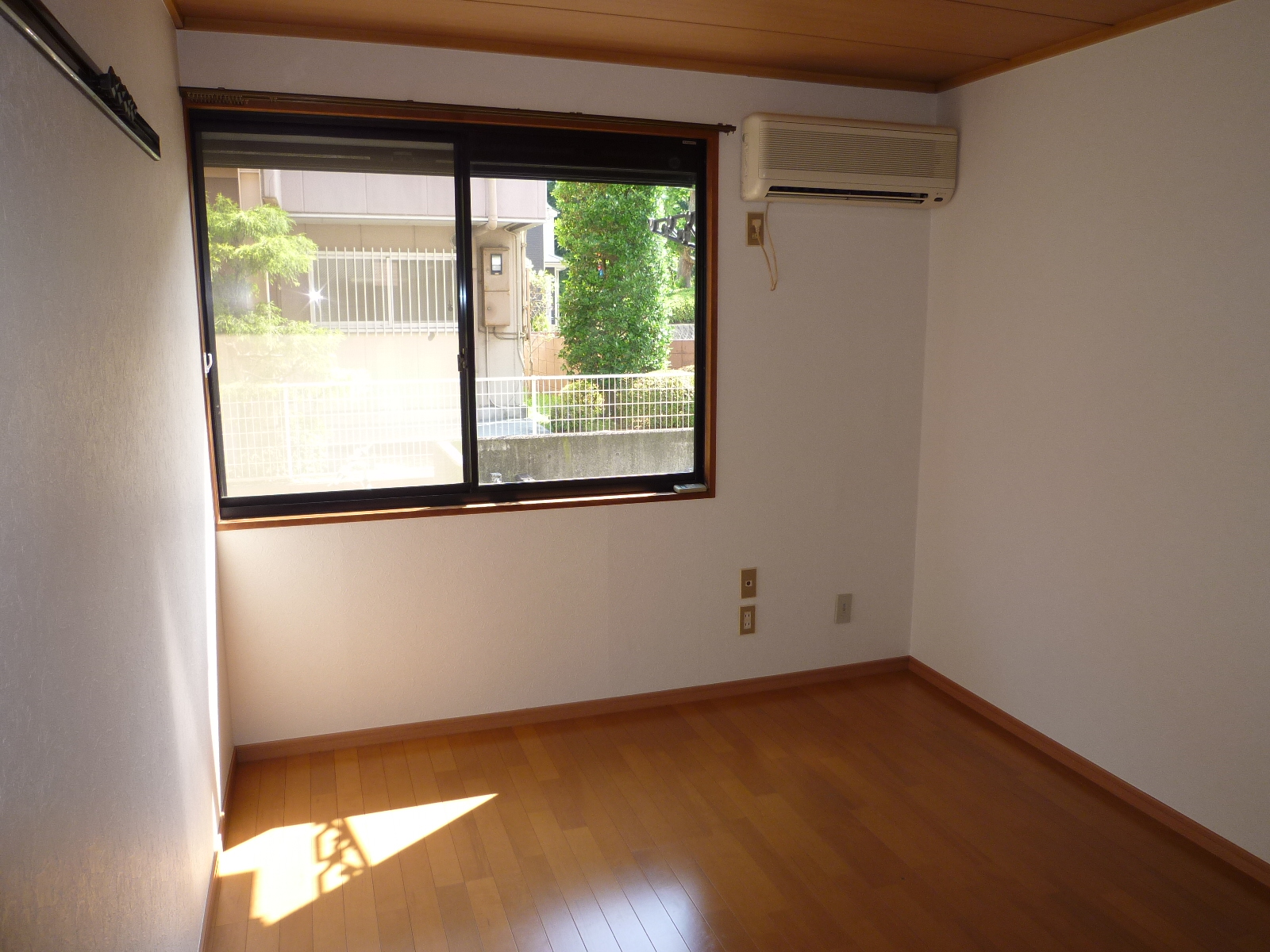 Living and room. A bright room!