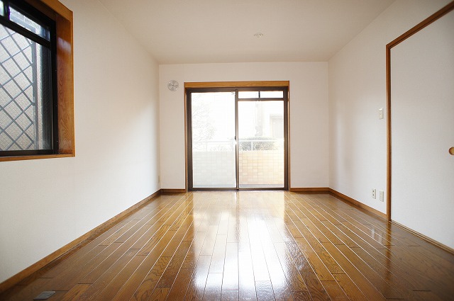 Living and room. Since the bay window also during the day lighting No need!