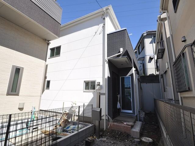 Local appearance photo. Building 3 Under construction