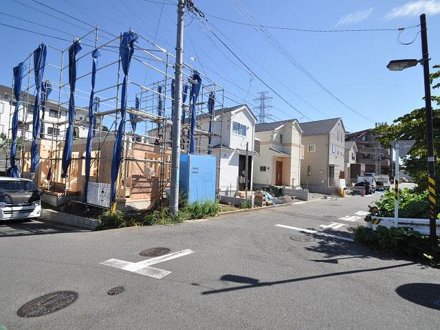 Local photos, including front road. Site landscape and contact road situation