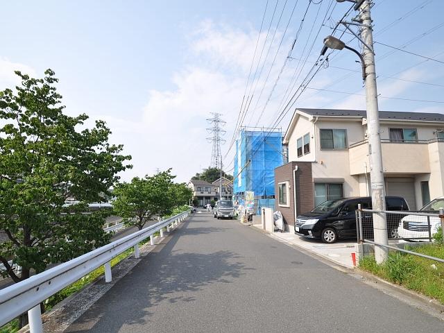 Local photos, including front road. Contact road situation