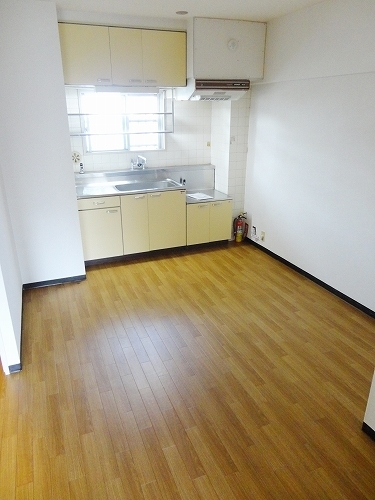 Other room space. Dine queuing kitchen space