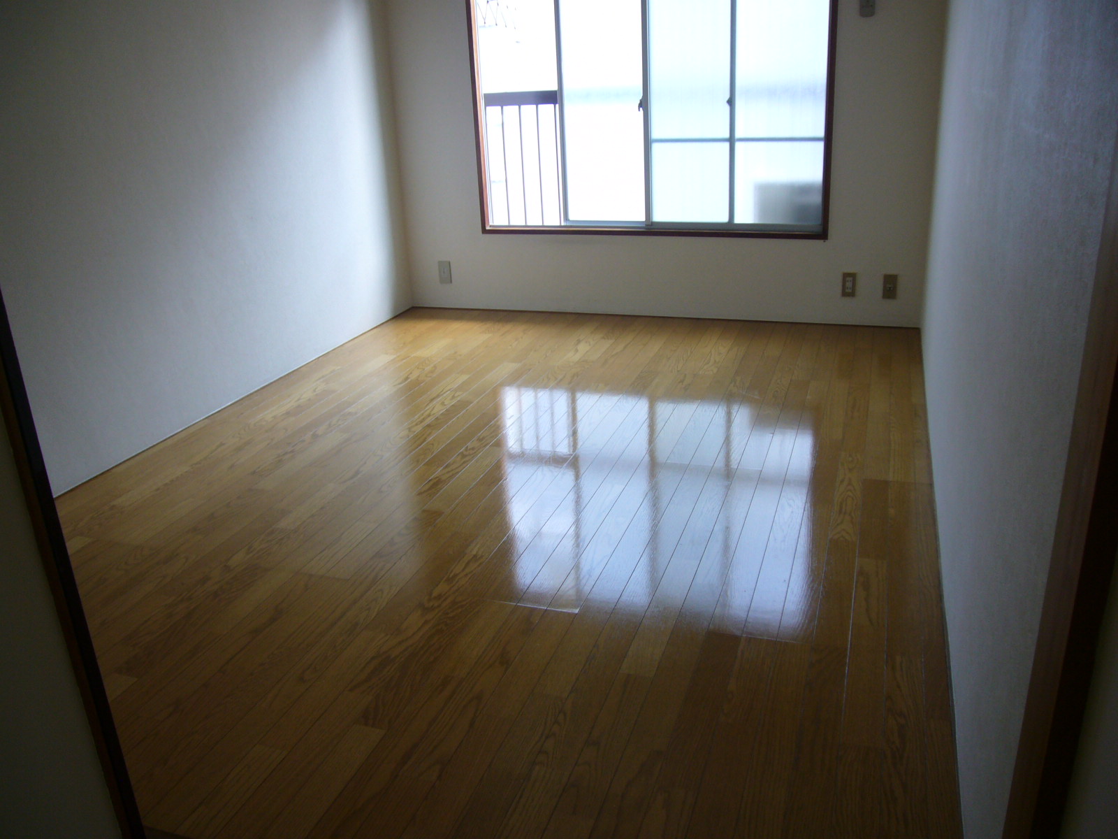 Other room space. Day is good on the south-facing!