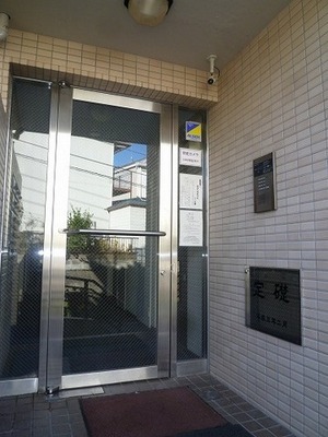 Entrance. Auto with lock