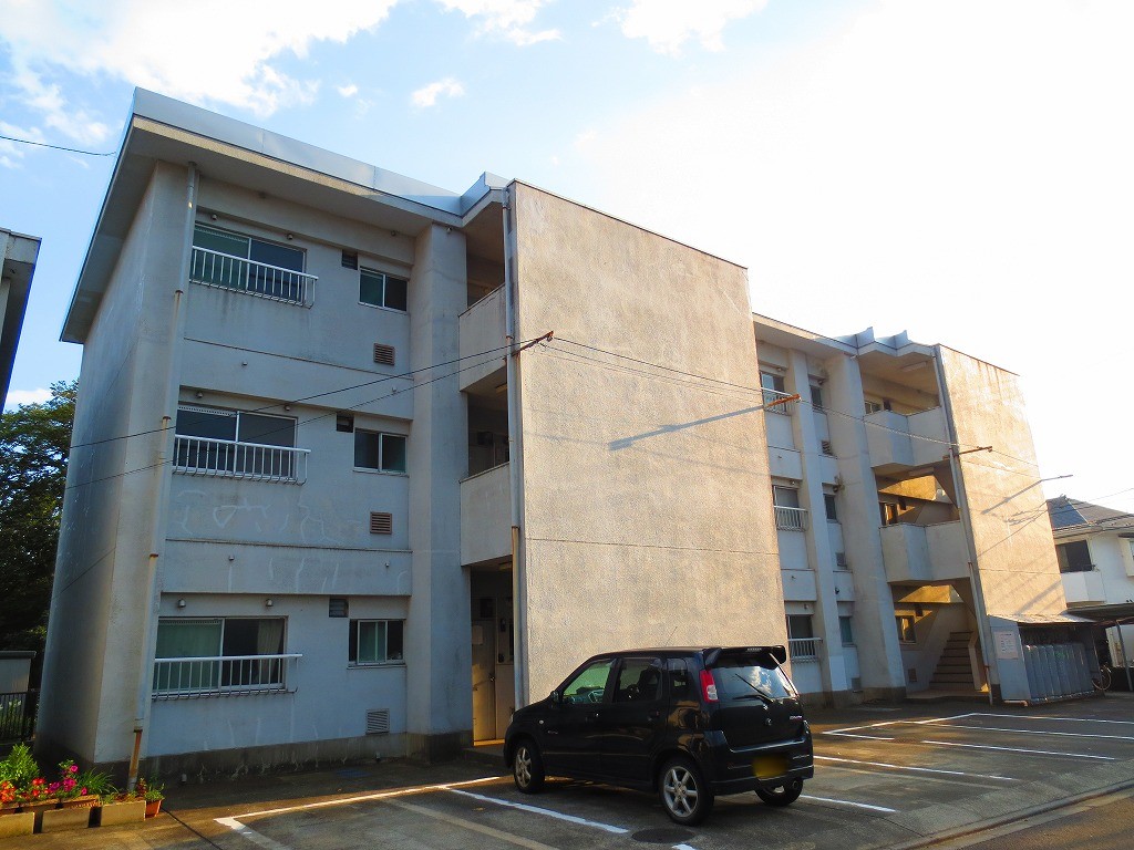 Building appearance. Situated in a quiet, residential area