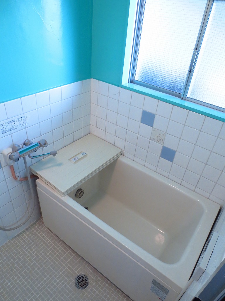 Bath. With reheating bright bathroom there is a window ☆ 