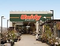 Home center. 1000m to Yunidi (hardware store)