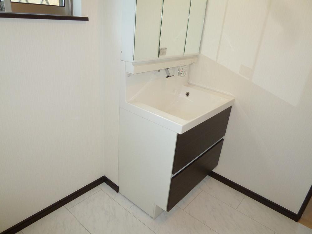 Wash basin, toilet. Room (August 2013) Shooting