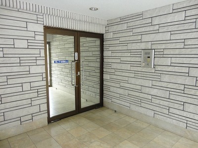 Entrance. Auto is with a lock