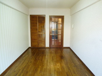 Other room space. Bright Western-style