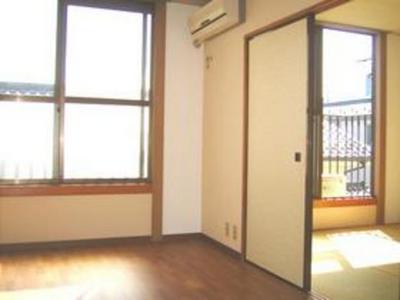 Living and room. There is a feeling of opening I open the sliding door in the middle