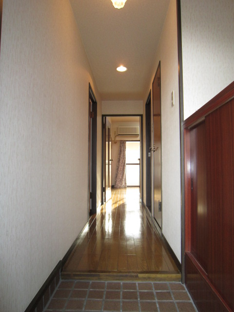 Entrance. Neat is the flow line