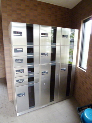 Entrance. The entrance is equipped with door-to-door delivery BOX