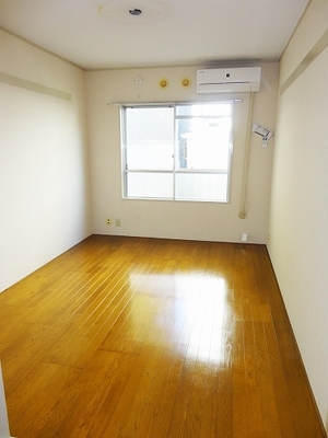 Living and room. Beautiful flooring 6 Pledge