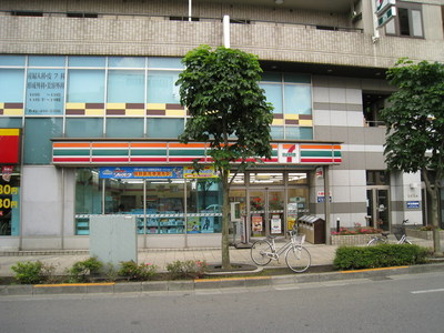 Convenience store. 850m to Seven-Eleven (convenience store)