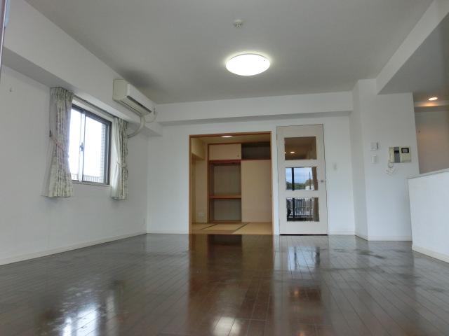 Living. 2013 September shooting