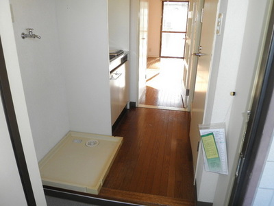 Entrance. Entrance neat with a shoebox