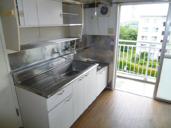 Kitchen. It is very bright because there is a kitchen on the south side.