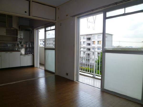 Living. You can use it as a living opened the dining next to the Western-style sliding door.