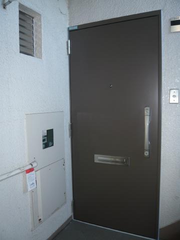 Entrance. Entrance door in the large-scale repairs also has a new.