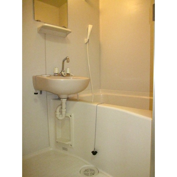 Bath. Happy bus ・ Restroom. We of course with a mirror and shelf.