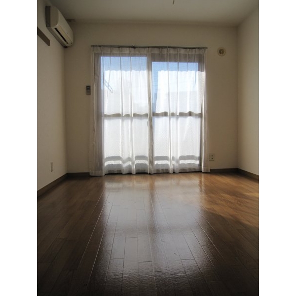 Living and room. Spacious Western room 7 Pledge. It is easy floor plan arrangement of the furniture.