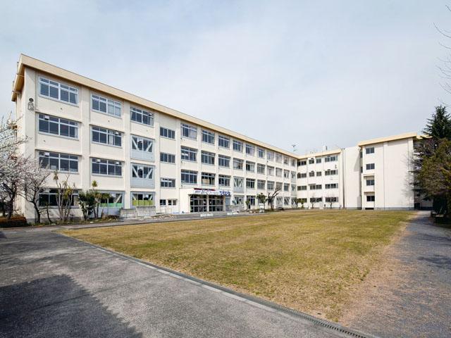 Junior high school. 1700m until Tama Municipal Higashiatago junior high school