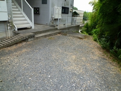 Parking lot. It is on-site parking.