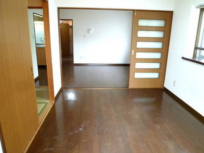 Other room space. Bright Western-style