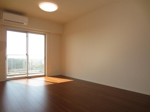 Living. Good living dining per yang. Floor heating is standard equipment.