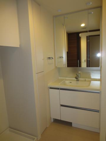 Wash basin, toilet. Washbasin with shower, Since the mirror is also large usability is also good.