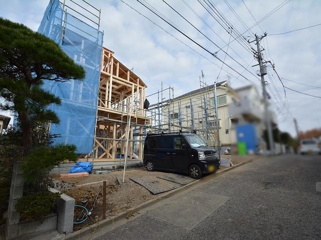 Local photos, including front road. Contact road situation