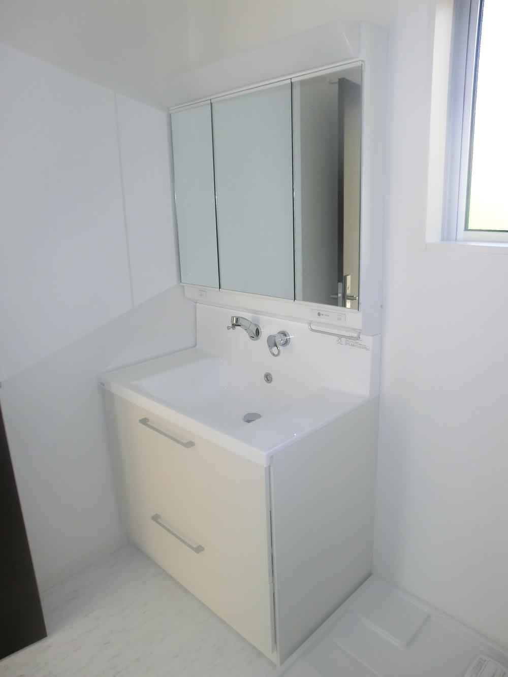 Wash basin, toilet. Indoor (12 May 2013) Shooting