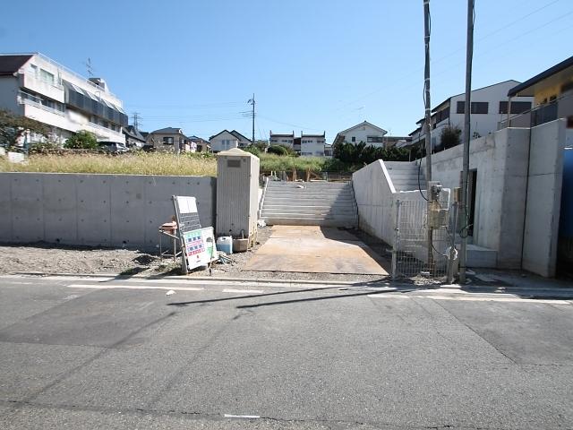 Local photos, including front road. Contact road situation