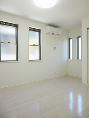 Living and room. It is a corner room dihedral daylight