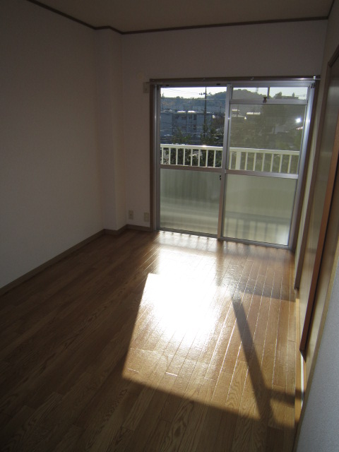 Living and room. It is equipped with a ventilation for a small window in the upper sash