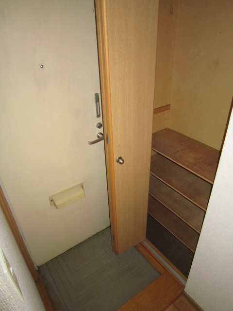 Entrance. Also have a shoe box