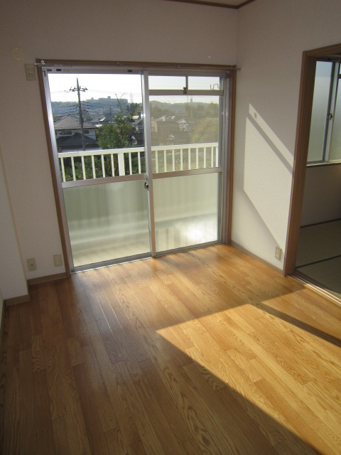 Living and room. Bright room to plug sunlight