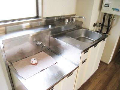 Kitchen. Gas stove 2 burners installed Allowed