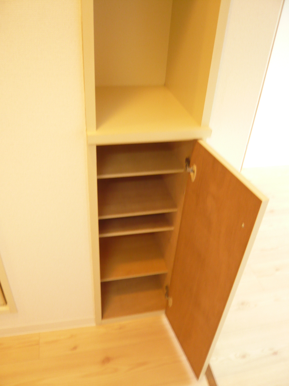 Receipt. Shoebox is located on the upper and lower stages